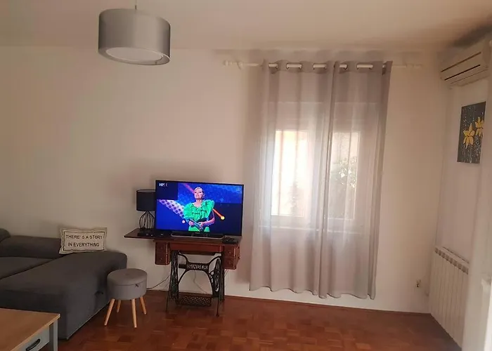 Prostran Niko - Idealan Za Veliku Obitelj 풀라